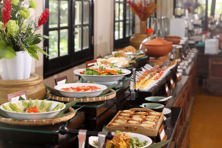 Tại Victoria Hội An Resort & Spa, bạn sẽ khám phá một hành trình ẩm thực đa dạng qua các nhà hàng độc đáo. Từ ẩm thực Việt Nam truyền thống đến món ăn quốc tế, mỗi bữa ăn là một chuyến du hành về hương vị.