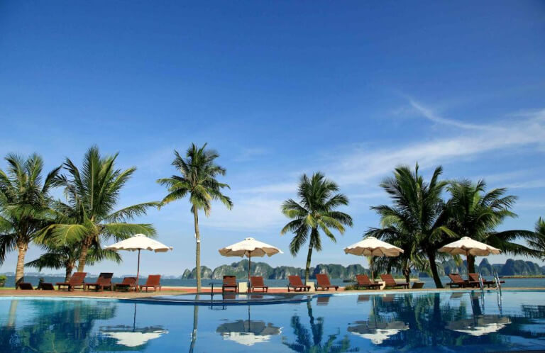 Bể bơi vô cực nhìn thẳng ra biển cực chill tại Tuan Chau Resort Ha Long