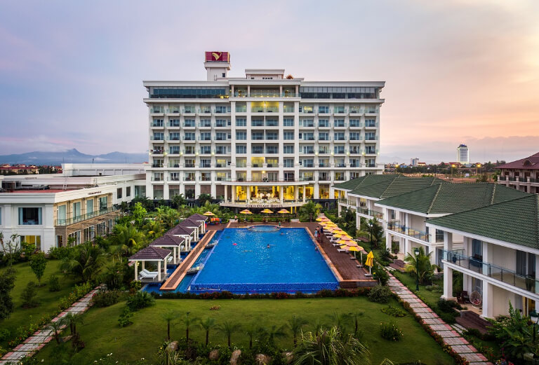 Gold Coast Hotel Resort & Spa được thiết kế hình chữ U bao quanh hồ bơi