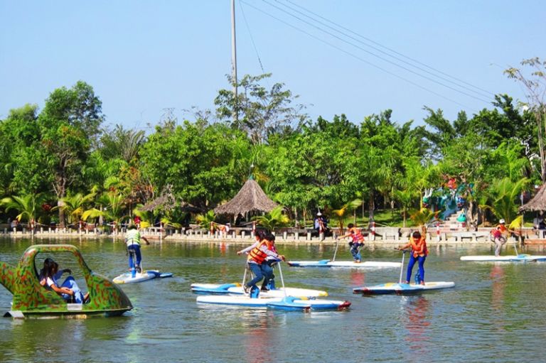 Khu vực giải trí nằm ngay trong khuôn viên resort mang đến cho du khách các trò chơi từ trên cạn lẫn dưới nước.