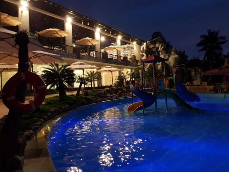 Resort Sang Như Ngọc có bể bơi vô cực sở hữu thiết kế hình vòng cung độc lạ, hệ thống thuỷ lực, có ghế dài và ô che nắng. 