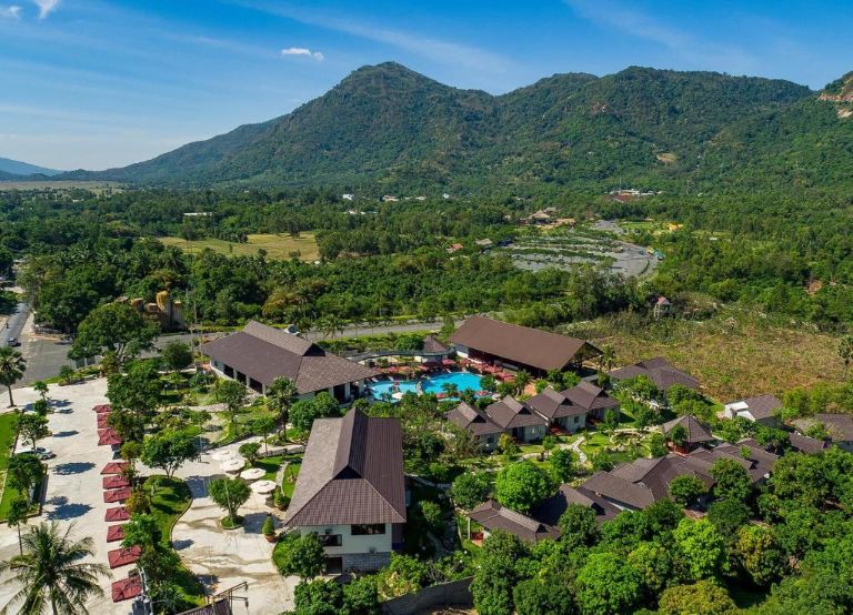 Resort Sang Như Ngọc sở hữu diện tích 4 ha được bao quanh bởi cánh rừng nguyên sinh. 
