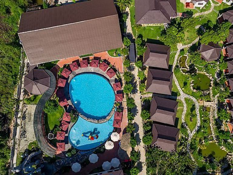 Resort An Giang được xây dựng theo phong cách cổ điển đan xen lẫn hiện đại được bao quanh bởi hàng cây xanh.