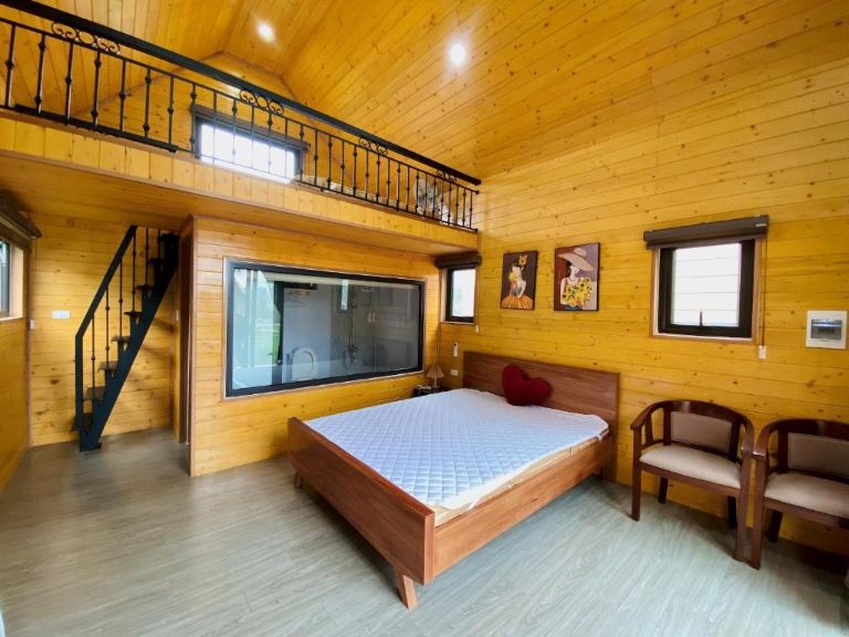 Những căn bungalow được chú trọng với thiết kế hoàn toàn bằng gỗ, kiến trúc 1 trệt 1 gác (nguồn: Booking.com).