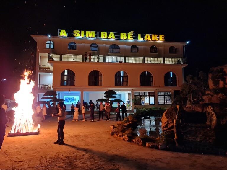 Asim Ba Bể Lake nằm ngay cạnh Hồ Ba Bể, được đánh giá là một trong những địa điểm lưu trú tốt nhất tại Bắc Kạn, một viên ngọc quý được thiên nhiên ưu ái ban tặng cho cảnh đẹp.