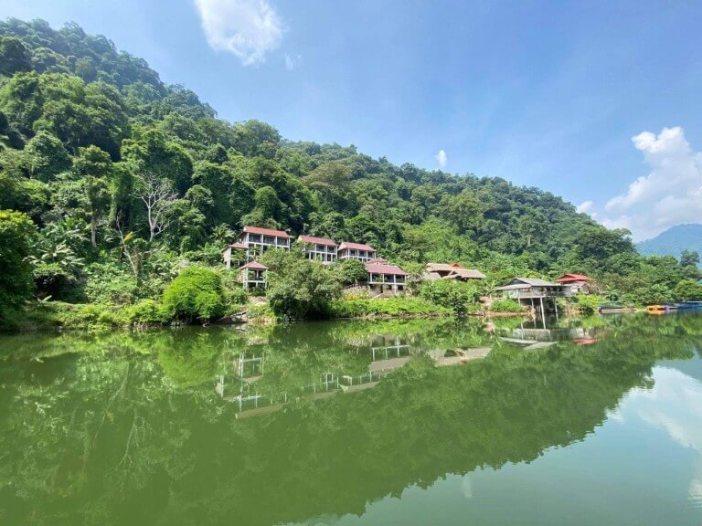 Ba Bể Lakeside Bungalow là khu nghỉ dưỡng tọa lạc tại Vườn Quốc Gia Ba Bể, sở hữu kiến trúc rất độc đáo khi nằm trên lưng núi và ẩn mình vào trong cánh rừng nguyên sinh của vườn quốc gia.