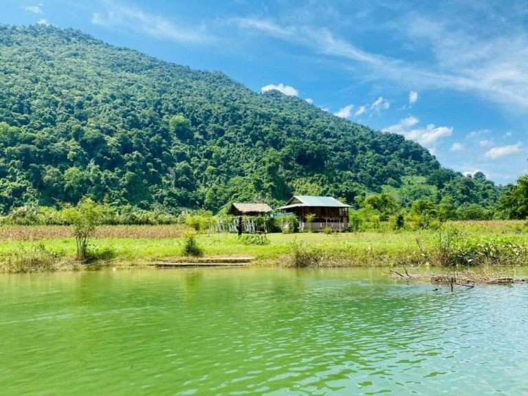 Ba Bể Dragon House là một khu nghỉ sở hữu được đánh giá là một thảo nguyên xanh với hồ nước đối diện và núi rừng nguyên sinh bao quanh rất đẹp.