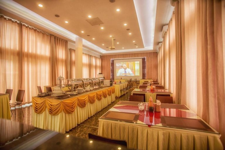 Sao vàng Hotel &amp; Resort có nhà hàng phục vụ đa dạng các món ăn và hệ thống tiện nghi phục vụ Hội Nghị, Yến tiệc. 