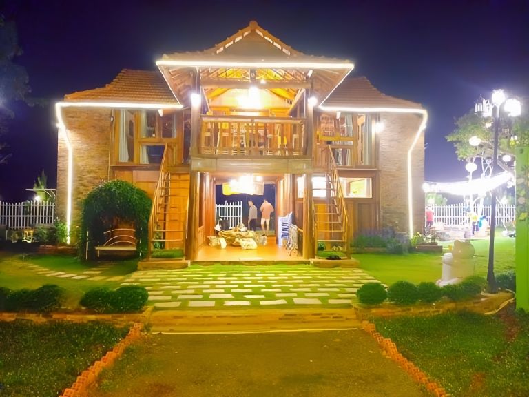 Dambri Bảo Lộc Resort là khu resort đạt tiêu chuẩn 2 sao với kiến trúc đơn giản. 