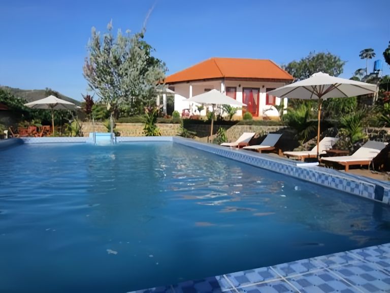 Juliets Villa Resort với không gian được bao quanh bởi hồ bơi, vườn cây, nhà gỗ.