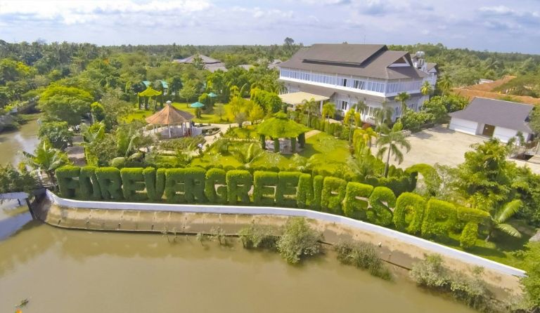 Forever Green Resort sở hữu khuôn viên rộng lớn lên đến 21 ha và có vị trí cạnh 1 con kênh, rạch tự nhiên. (Nguồn: Internet)