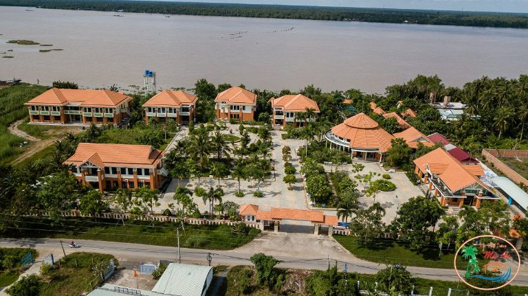 Khu nghỉ dưỡng Mỹ An được xây dựng trên quy mô rộng lớn và có vị trí đắc địa gần sông Hàm Luông nổi tiếng. (Nguồn: Internet)