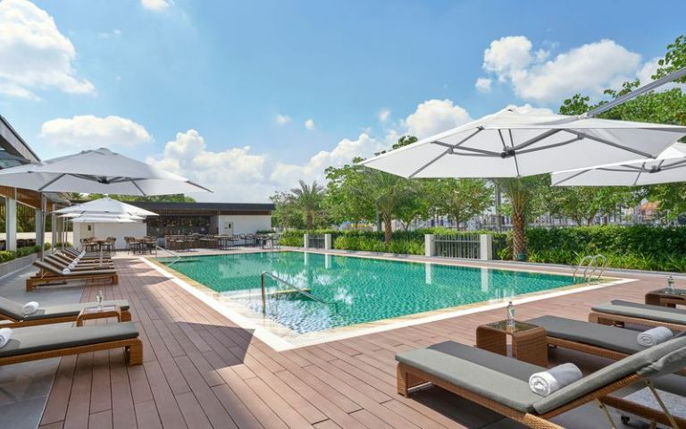 Chỗ ở sở hữu 1 bể bơi ngoài trời sang chảnh với xung quanh là sân hiên tắm nắng bằng gỗ rộng rãi và quầy bar thời thượng. (Nguồn: Internet)