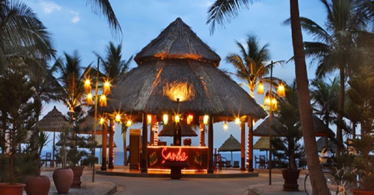 Cabilagi Garden Resort sở hữu quán cafe với lối thiết kế phong cách Hawaii độc đáo cung cấp những ly cocktail đậm vị resort.