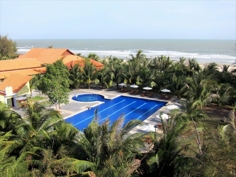 Đất Lành Beach Resort nằm trong Top 2 resort lớn nhất tỉnh Bình Định, được bao quanh bởi hàng dừa và biển.