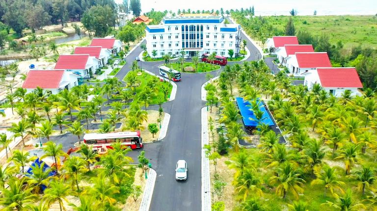 Cam Bình Resort đi vào hoạt động năm 2015, với vị trí hết sức ấn tượng nằm sát bờ biển Cam Bình. 