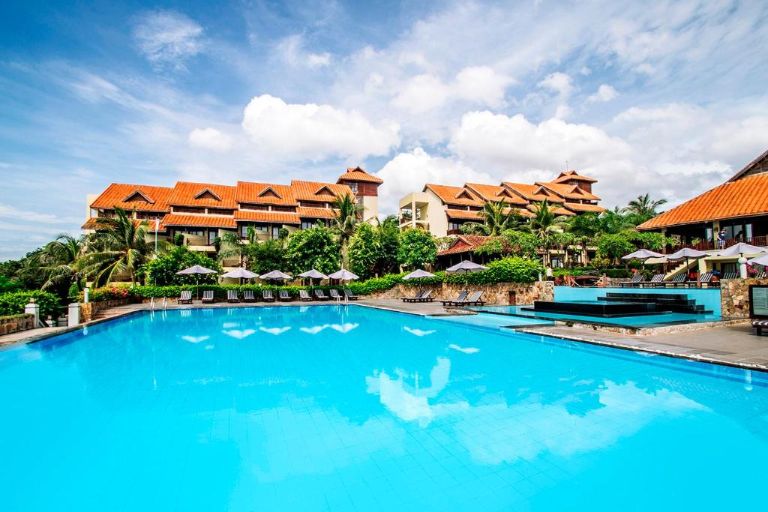 Romana Resort &amp; Spa sở hữu vị trí đắc địa nằm trên bãi biển đẹp nhất cả nước, có diện tích 4ha.