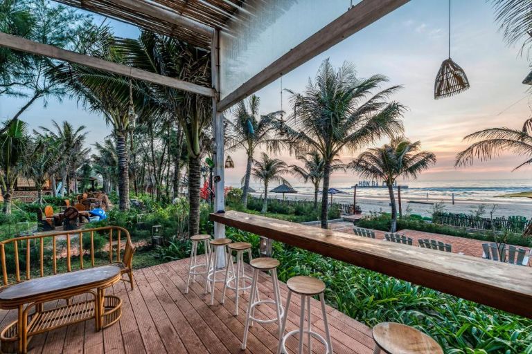 Quán cafe tại Hòn Bà Lagi Resort lộ thiên với view biển cực đắt giá cùng đa dạng đồ uống.