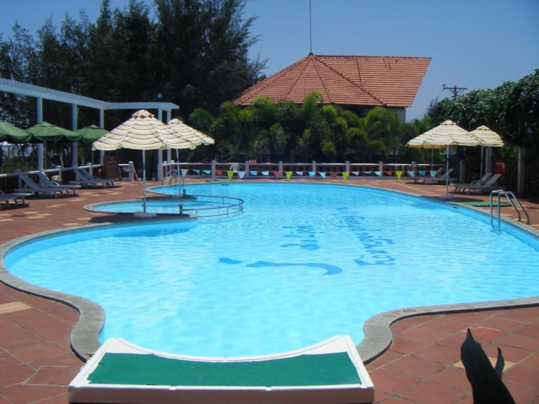 Hòn Ngọc Phương Nam resort Cần Giờ cung cấp 1 hồ bơi vô cực ngoài trời vô cùng rộng thoáng. 
