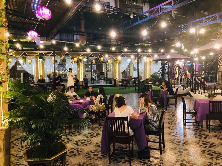 Khi nghỉ dưỡng tại Cồn Khương Resort, du khách sẽ được thưởng thức đêm nhạc Acoustic được tổ chức vào tối thứ 7 hàng tuần. 