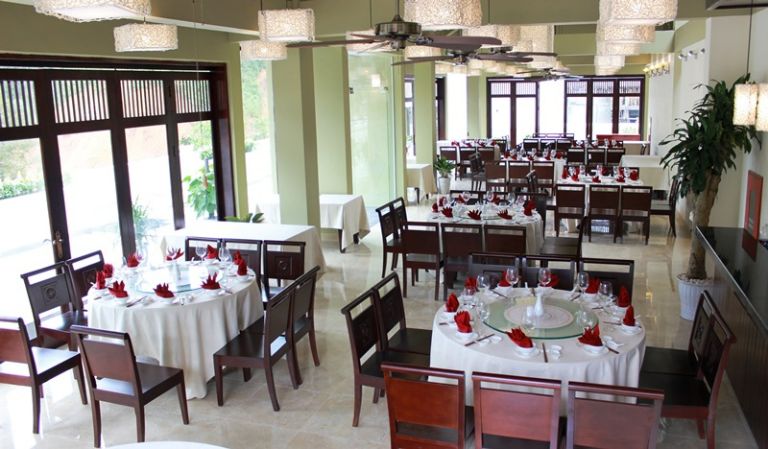 Nhà hàng trong khuôn viên có không gian rộng rãi, sạch sẽ và thoáng mát. (nguồn: saigonbangiocresort.com)
