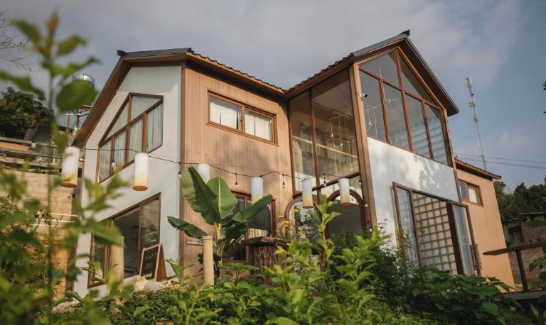 MiCasa là ngôi nhà gỗ được đặt trên ngọn đồi nên có không khí rất trong lành, mát mẻ. (nguồn: facebook.com)