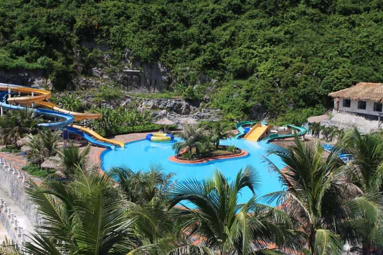 Tiện nghi hồ bơi với máng trượt có độ sâu tối đa lên tới 165cm chỉ có tại resort Cát Bà này.