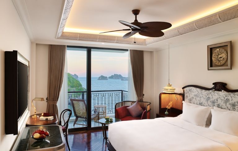 Phòng nghỉ của resort Cát Bà này có thiết kế ban công mở, thông ra ban công riêng với tầm nhìn hướng vịnh tuyệt đẹp.