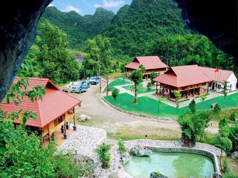 Cat Ba Eco Lodge Resort là một khu nghỉ dưỡng tọa lạc tại đảo Cát Bà, nổi bật với những biệt thự nghỉ dưỡng có mái đỏ đặc trưng.