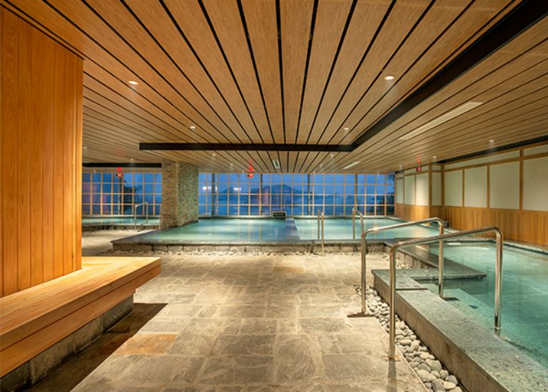 Khu vực bồn tắm khoáng kiểu Nhật được thiết kế với một mặt tường làm bằng kính, tận hưởng view biển cực đỉnh.