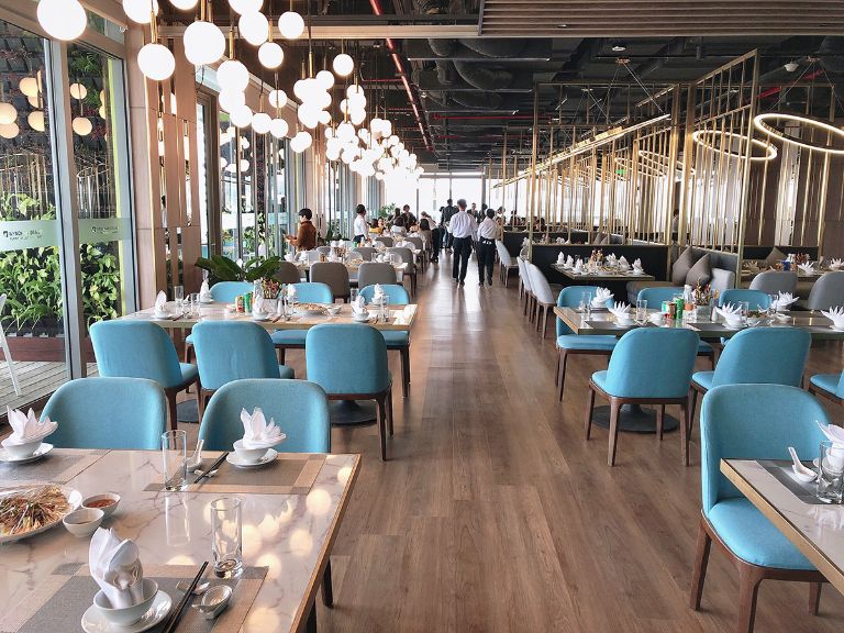 Lan Hạ Restaurant phục vụ cả trong nhà và ngoài trời với tổng sức chứa lên tới 250 khách hàng.