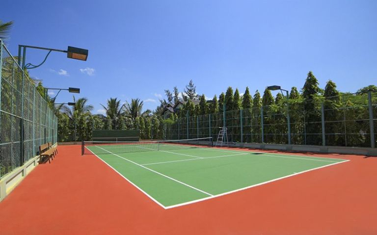 Resort Con Gà Vàng Ninh Thuận phục vụ du khách trung tâm thể thao với 2 sân chơi tennis và bóng bàn hiện đại đạt tiêu chuẩn (nguồn: booking.com)
