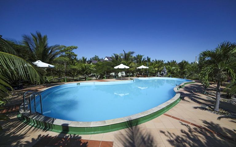 Resort Con Gà Vàng Ninh Thuận sở hữu một bể bơi ngoài trời view ôm trọn bãi biển Ninh Chữ và khuôn viên vườn xanh tuyệt đẹp (nguồn: booking.com)