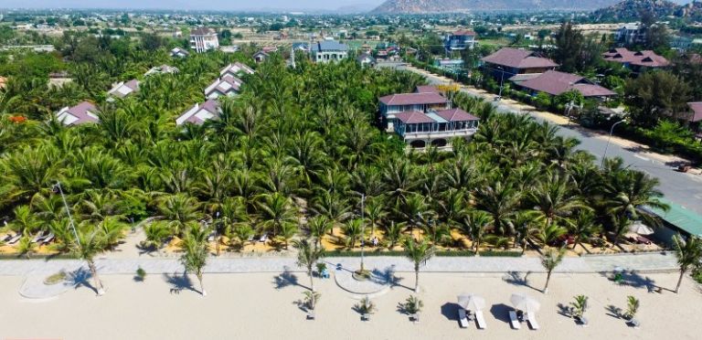 Resort Con Gà Vàng Ninh Thuận toạ lạc ngay bên bờ biển Ninh Chữ, sở hữu gần 60% diện tích cảnh quan cây xanh trong lành (nguồn: booking.com)