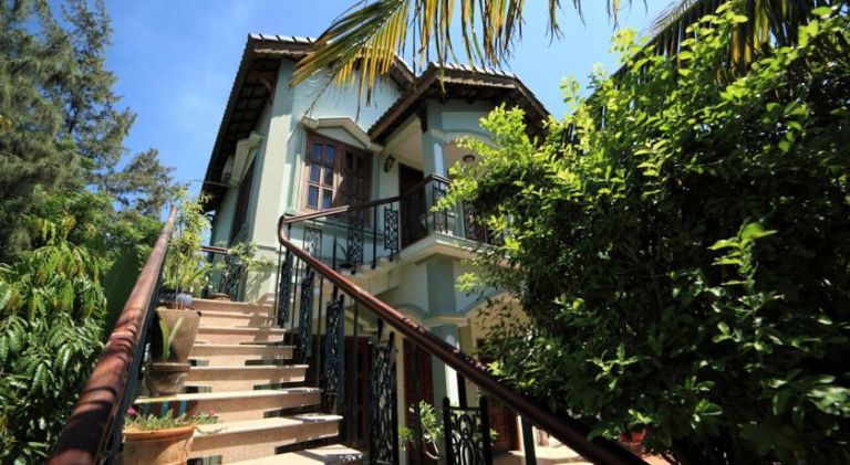 Hạng Phòng Holiday Home toạ lạc trong căn nhà 2 tầng thiết kế hiện đại, gây ấn tượng với chiếc cầu thang ngoài trời view hướng đại dương ( nguồn: agoda.com)