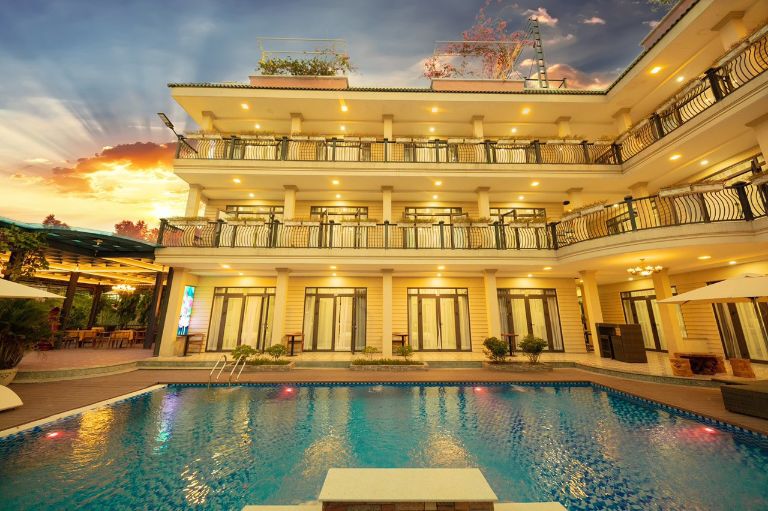 Căn biệt thự nghỉ dưỡng chính của Resort Sinh Thái Hương Sen được xây dựng theo hình chữ L, quay về hướng Tây.