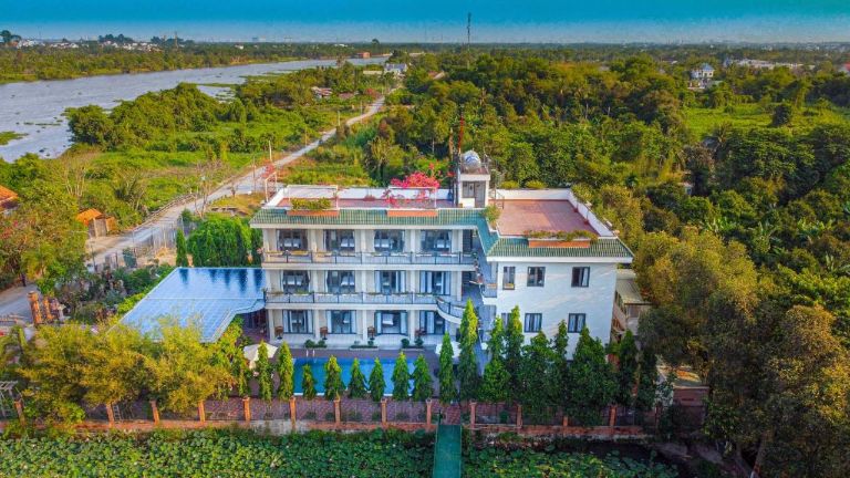 Khu resort Củ Chi Sinh Thái Hương Sen sở hữu vị thế đắc địa nơi có sông vườn bao quanh. 