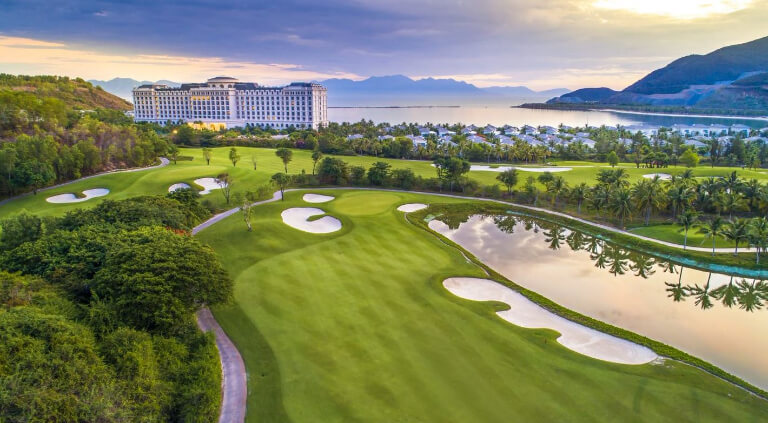 Vinpearl Cua Hoi Resort & Villas sở hữu sân golf 36 lỗ nằm sát biển.