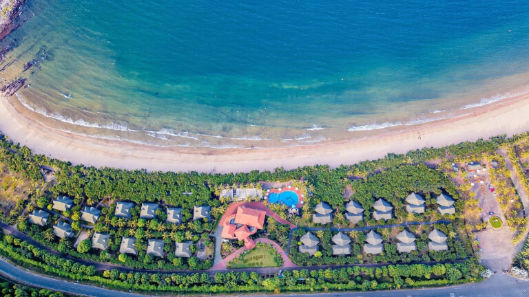 Bãi Lữ Resort Cửa Lò nằm ngay bên đường bờ biển Của Lò cực đẹp.