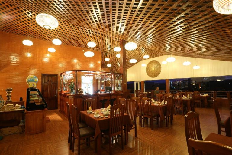 Không gian nhà hàng tại resort rất ấm cúng, thư giãn mang đến sự gần gũi, thân quen. (nguồn: booking.com)
