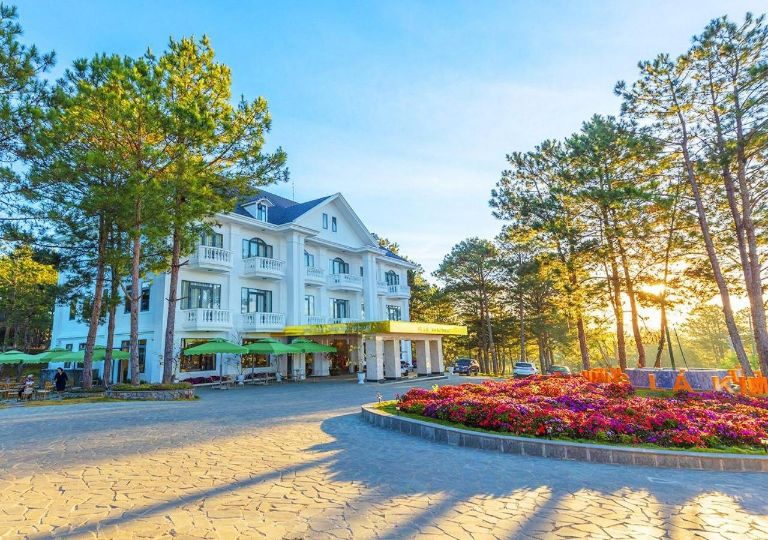 Rừng Lá Kim Resort có khuôn viên rộng rãi, tràn ngập sắc hoa và cây xanh. (nguồn: booking.com)