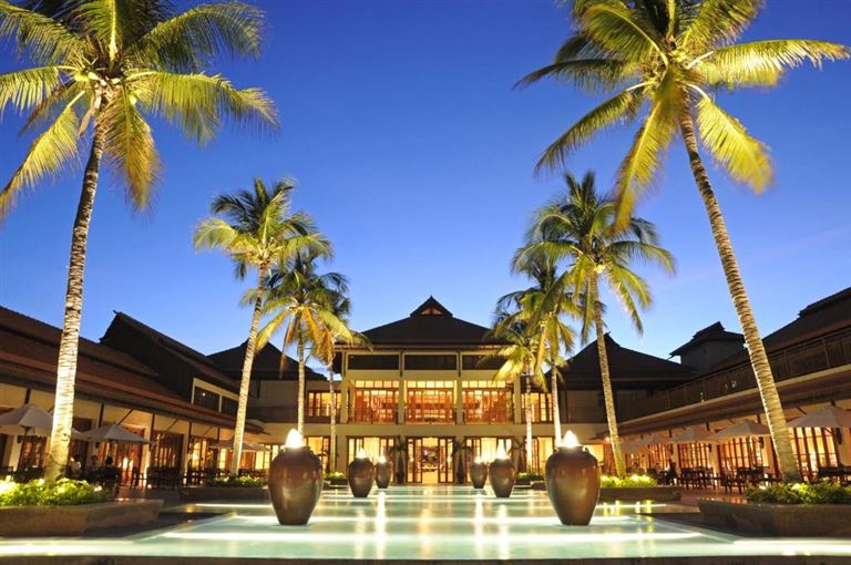 Furama Resort Đà Nẵng là một trong những resort 5 sao Đà Nẵng nằm ngay bên cạnh bãi biển Mỹ Khê trải dài.