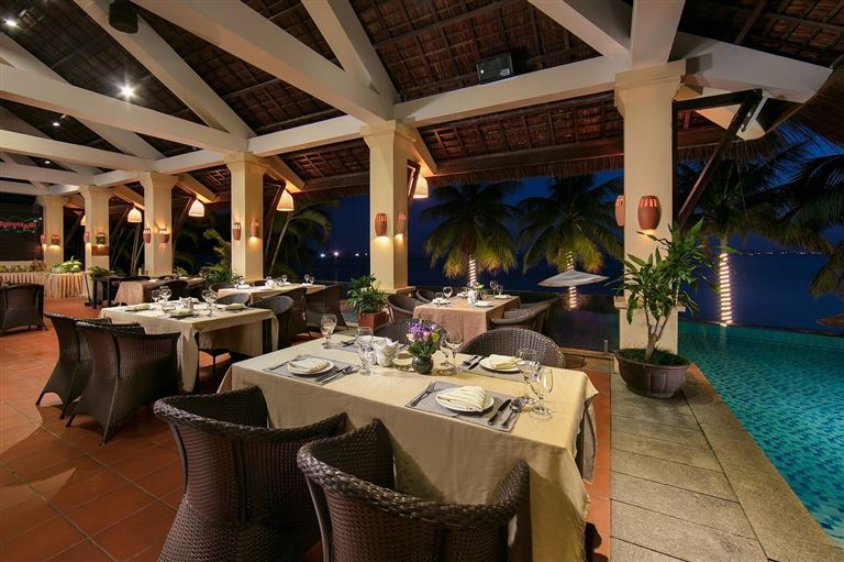 Không gian dùng bữa sang trọng, thiết kế mở tại các nhà hàng Club House và Hải Sản của Sơn Trà Resort. 