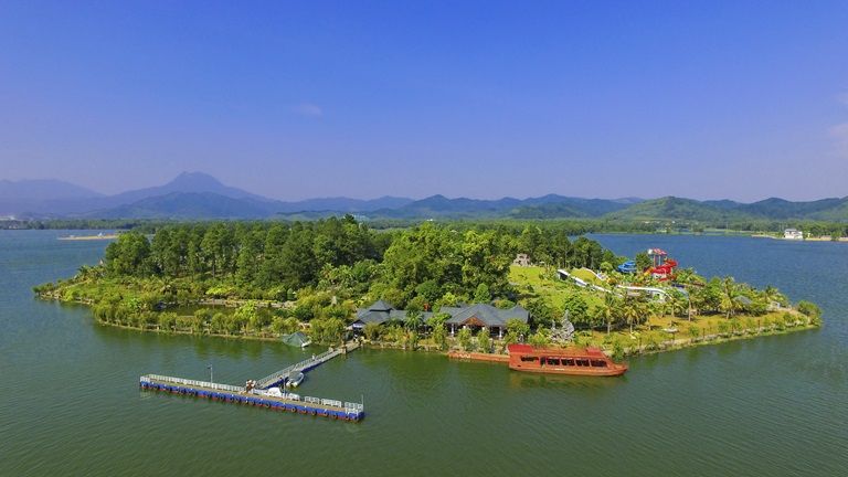 Đảo Ngọc resort nằm biệt lập trên một hòn đảo, là nơi thích hợp cho chuyến du lịch tìm về chốn bình yên của bạn. 