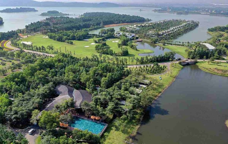 Flamingo Đại Lải Resort sẽ đem đến cho bạn trải nghiệm nghỉ dưỡng đẳng cấp thượng lưu ngay bên cạnh hồ Đại Lải thơ mộng. 