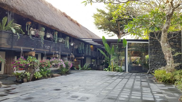 Khuôn viên khu resort mang đến sự yên bình, mộc mạc rất dễ chịu. (nguồn: facebook.com)