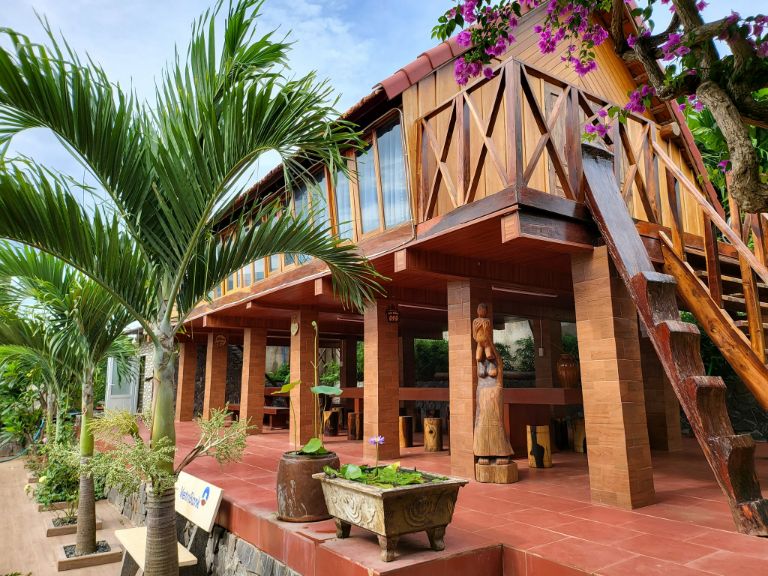 Các khu vực trong khuôn viên resort đều có thiết kế nhà sàn truyền thống. (nguồn: facebook.com)