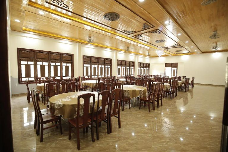 Resort Đăkke Măng Đen đem đến không gian nhà hàng sang trọng, có sức chứa 80 khách. (nguồn: agoda.com)