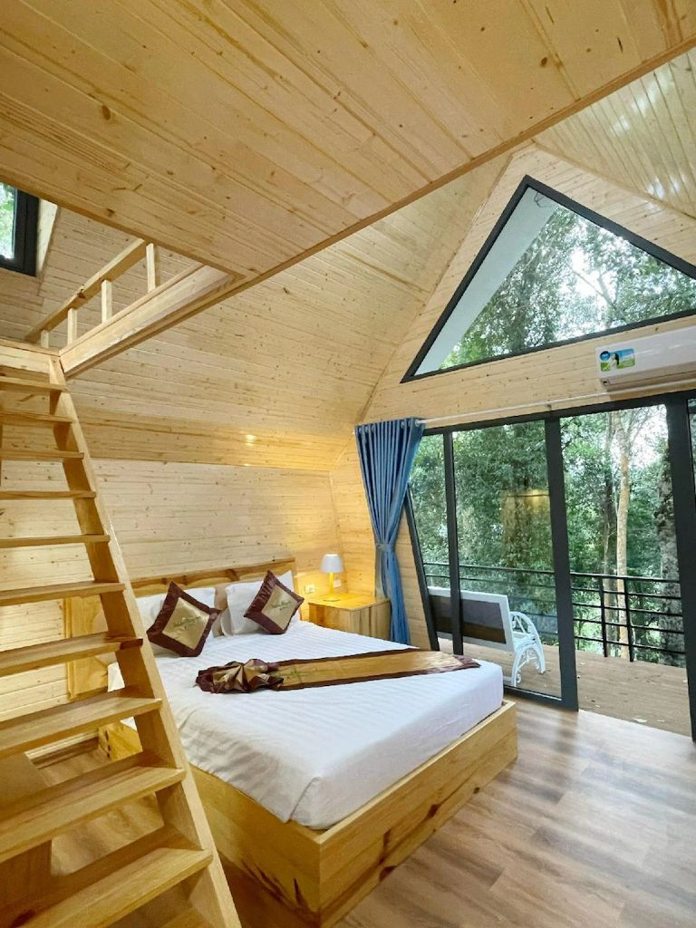 Không gian phòng bungalow như bừng sáng khi được làm bằng gỗ cùng cửa kính đón nắng. (nguồn: agoda.com)