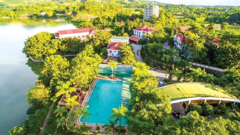 HimLam Resort thành lập năm 2004, khu nghỉ dưỡng được bao quanh bởi dãy núi vòng cung và dòng sông Huổi Hạ. 